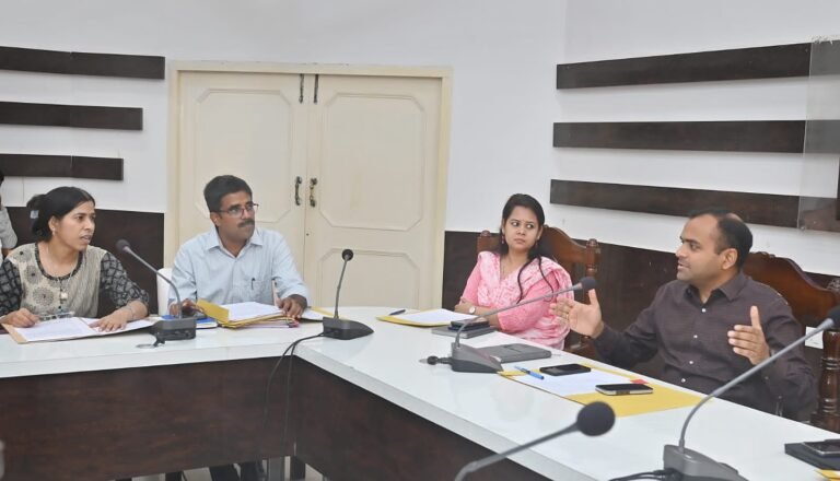 जिलाधिकारी मयूर दीक्षित की अध्यक्षता में जिला महिला एवं बाल कल्याण संरक्षण समिति की बैठक जिला कार्यालय सभागार में सम्पन्न हुई