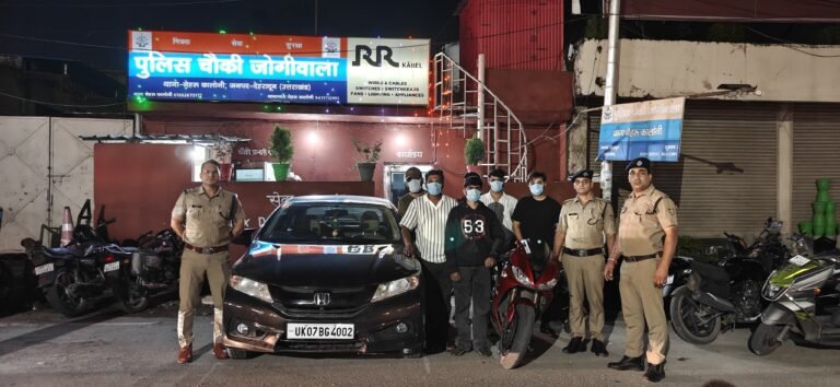 मॉल ऑफ देहरादून की छत पर रैली कार एवं रेसर बाइक करते पकड़ा