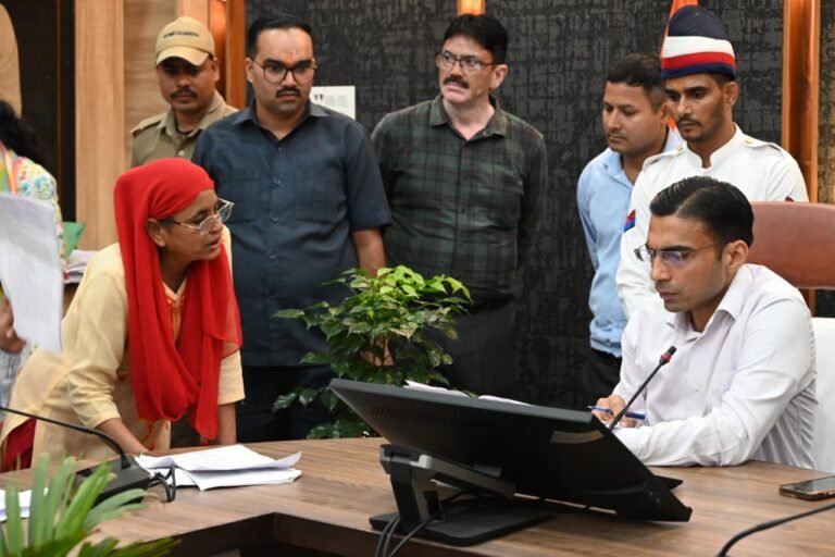 जनदर्शन पर बढता जन का अूटट विश्वास, 4 घंटे चला आज डीएम जनदर्शन