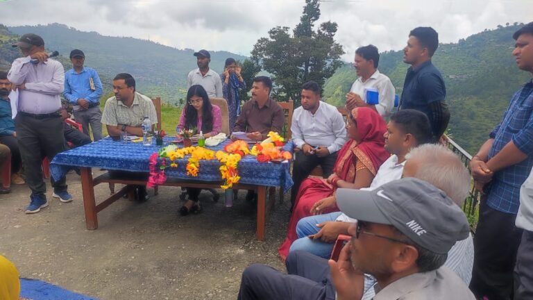 सरकार जनता के द्वार” कार्यक्रम के तहत फलासी गांव में जनसमस्याओं का हुआ समाधान, ग्रामीणों में दिखा उत्साह