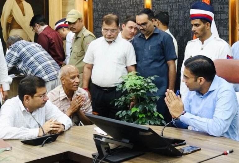 स्वतंत्रता संग्राम सेनानियों के उतराधिकारियों को स्मार्ट सिटी लि0 की बसों में निशुल्क यात्रा हेतु डीएम/सीईओ स्मार्ट सिटी ने मौके पर ही किए थे आदेशः