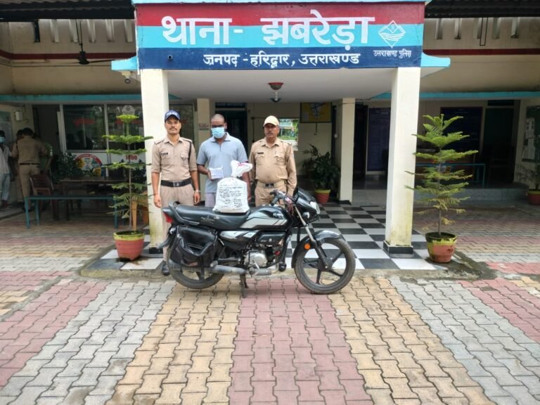 बॉडर्र चैकिंग के दौरान अवैध शराब की तस्करी करने वाले आरोपी को हरिद्वार पुलिस ने धर दबोचा