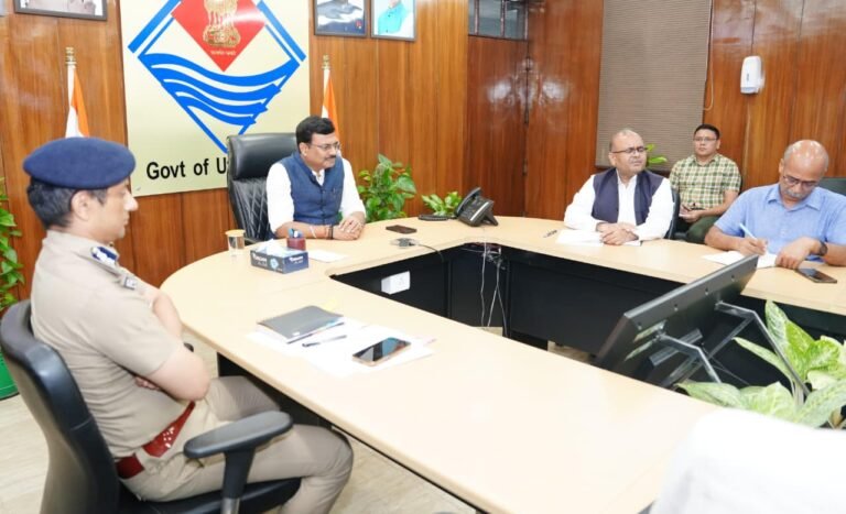 मुख्य सचिव आनन्द बर्द्धन के साथ वैज्ञानिक संस्थानों के साथ भूस्खलन न्यूनीकरण की समस्याओं के निराकरण पर चर्चा हुई