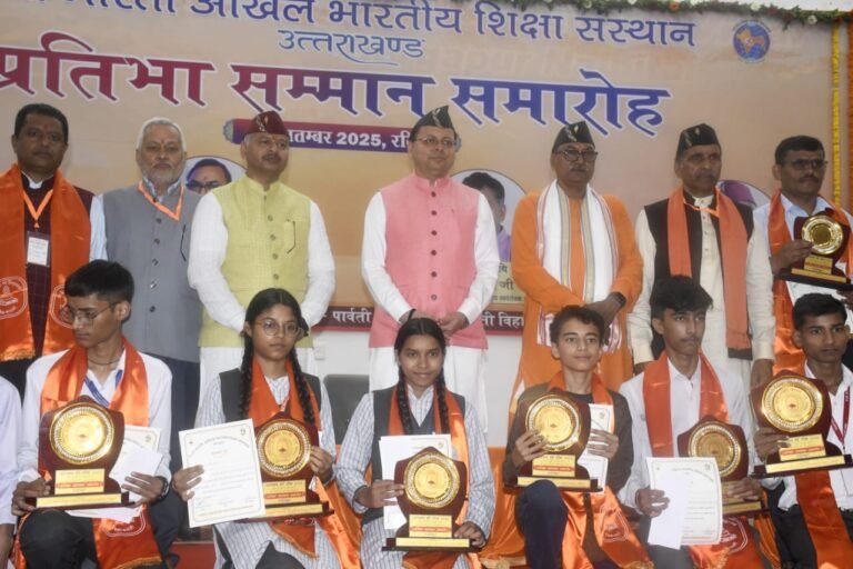 उत्तराखंड बोर्ड की परीक्षा में विद्या भारती विद्यालयों के उत्कृष्ट स्थान प्राप्त अभ्यर्थियों को सम्मानित