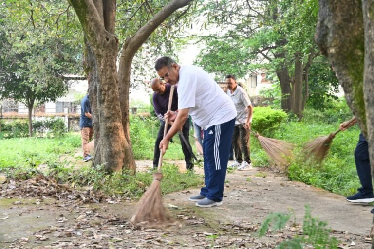 सेवा पखवाड़ा के अंतर्गत श्रीदेव सुमन नगर मंडल द्वारा आयोजित स्वच्छता अभियान कार्यक्रम में प्रतिभाग करते कैबिनेट मंत्री गणेश जोशी