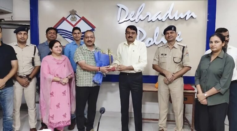 जनपद से अन्यत्र स्थानान्तरित हुए क्षेत्राधिकारी ऋषिकेश की विदाई में पुलिस कार्यालय में आयोजित किया गया विदाई समारोह