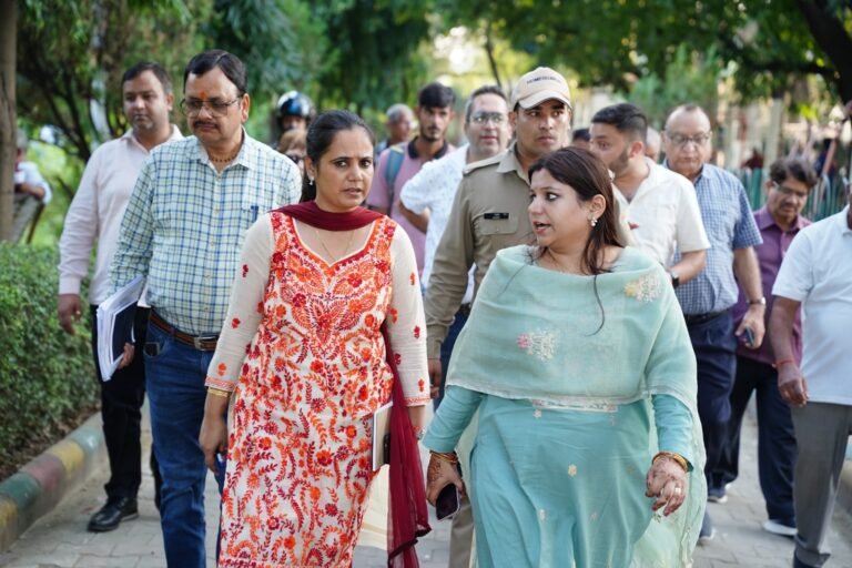 नगर आयुक्त नमामी बंसल द्वारा गांधी पार्क में निर्माण एवं सौंदर्यीकरण कार्य का निरीक्षण किया गया