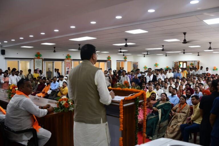 मुख्यमंत्री ने स्वयं सहायता समूह की महिलाओं को सौंपी ‘खुशियों की चाबी’