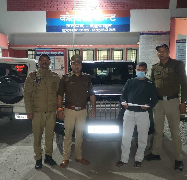 हाथो में चापड़ लेकर वाहन चलाना पड़ा भारी, दून पुलिस में उतारी सारी खुमारी