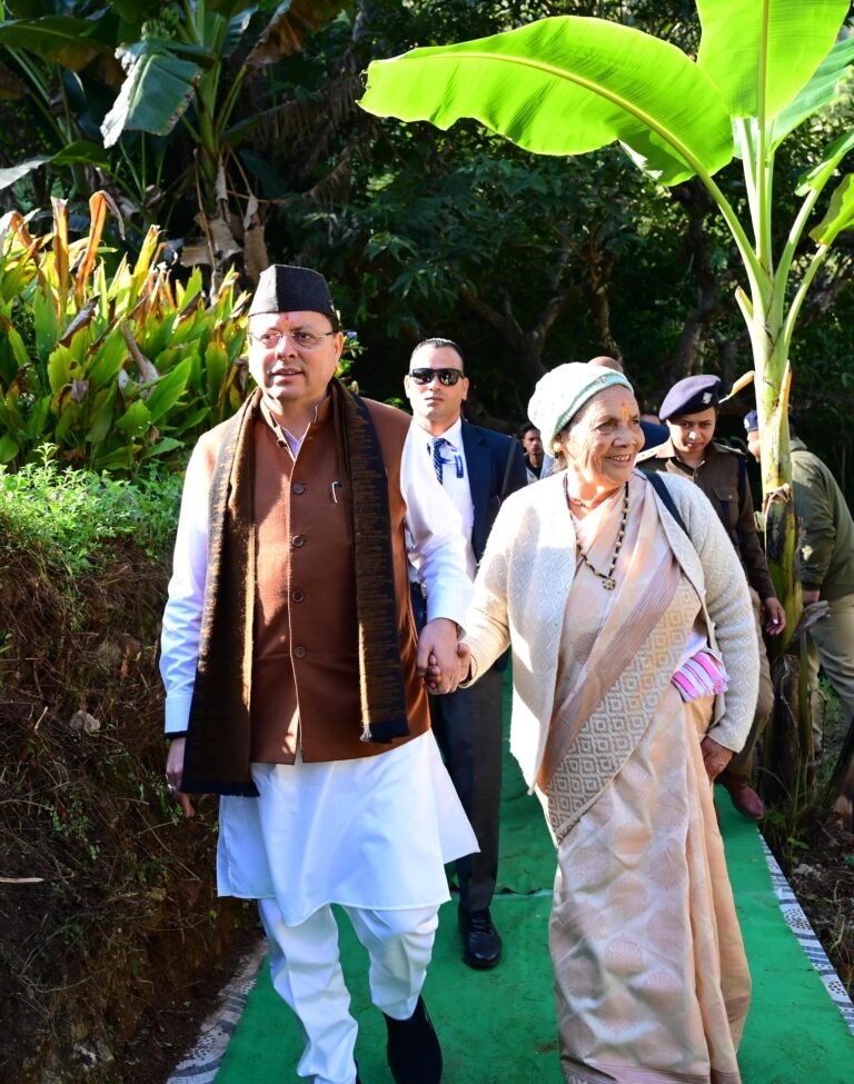 मुख्यमंत्री पुष्कर सिंह धामी शुक्रवार को पिथौरागढ़ जनपद स्थित पैतृक गांव टुंडी–बारमौं पहुंचे