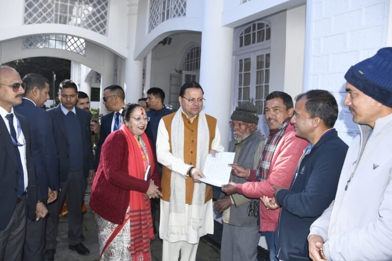 मुख्यमंत्री ने नैनीताल में जिले के विभिन्न क्षेत्रों से आई जनता से मुलाकात की