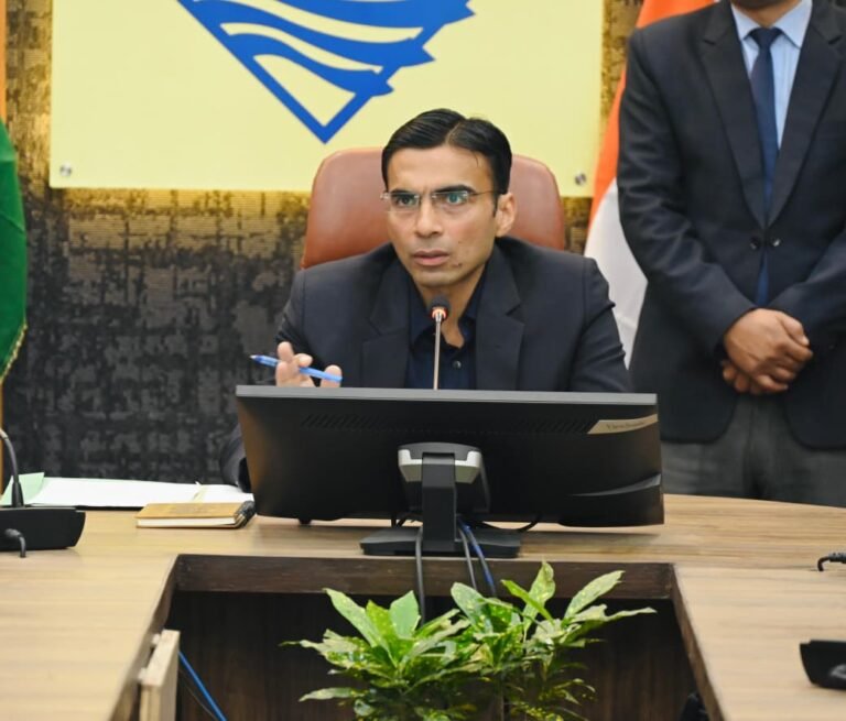 डीएम संग पगडंडिया नापगें अधिकारी; विकासखंड डोईवाला के सुदूरवर्ती क्षेत्र ग्राम इठारना में 01 दिसंबर को बहुउद्देशीय शिविर; जनमानस की समस्याओं का मौके पर ही निस्तारण