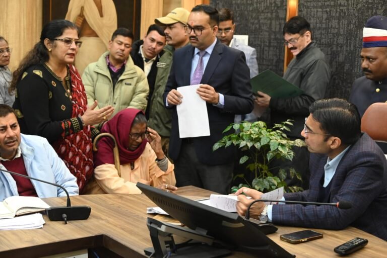 कलयुगी बेटी-पौत्र की मारपीट से पीड़ित 75 वर्षीय बुजुर्ग चम्पा को डीएम ने दिलाया न्याय, सखी कैब से पहुंचाया गंतव्य तक