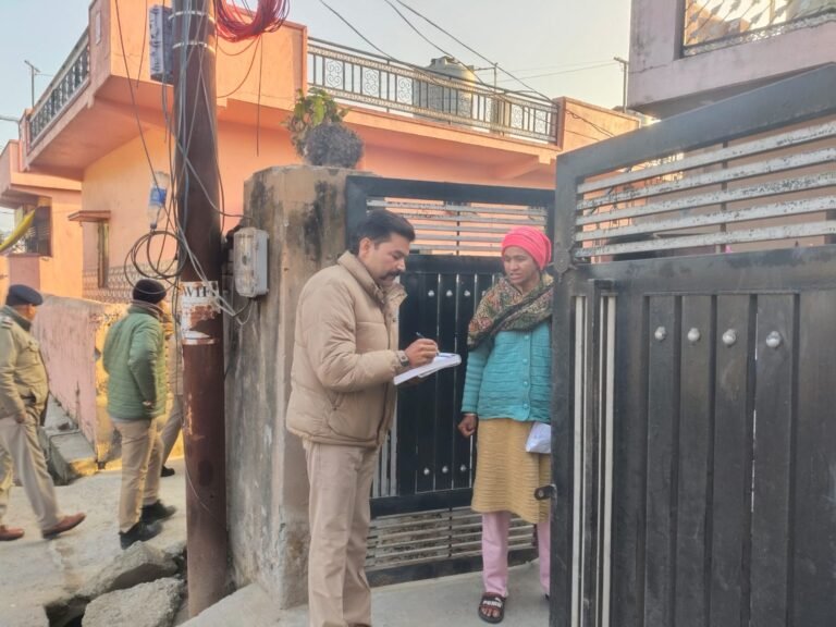 पुलिस की अलग-अलग टीमो में बाहरी व्यक्तियों/किरायेदारों के सत्यापन की करी कार्यवाही