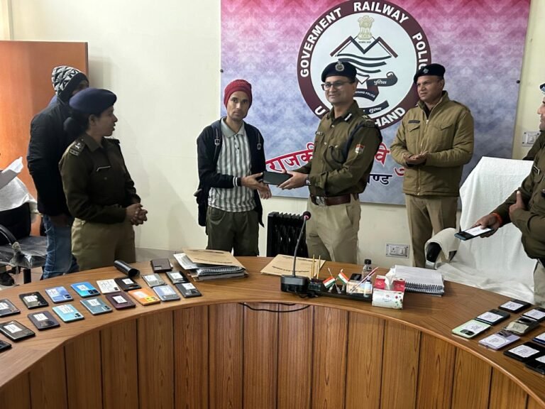 मोबाइल फोन पाकर, जनता हुई खुश, जीआरपी पुलिस की मुक्तकंठ से की प्रशंसा