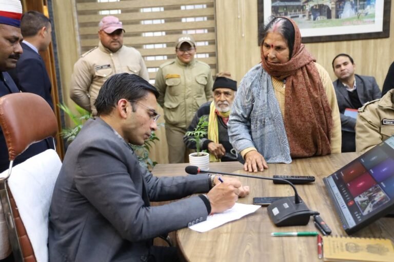 सीएम हेल्पलाइन मामलों में लापरवाही बर्दाश्त नहीं: डीएम