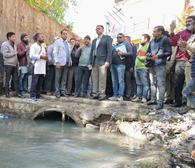गंगा की पवित्रता से समझौता नहीं, डीएम ने चन्द्रेश्वर नाला क्षेत्र का किया स्थलीय निरीक्षण