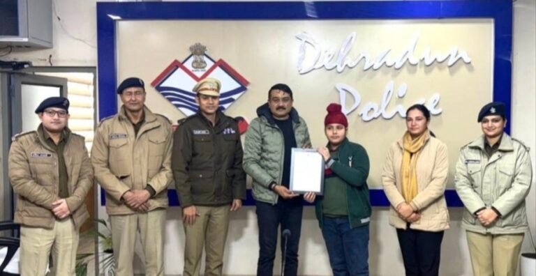 अदभ्य साहस का परिचय देते हुए महिला की जान बचाने वाले 02 बहादुर बच्चों को एसएसपी दून ने किया सम्मानित