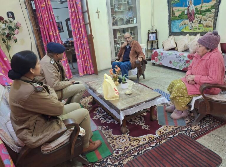 दून पुलिस पहुंची सीनियर सिटीजन के द्वार,सिनियर सिटीजन से भेंट कर जाना उनका हाल, दिलाया हर सम्भव सहायता का भरोसा