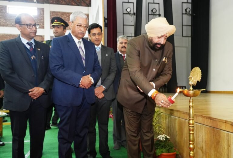 राज्यपाल लेफ्टिनेंट जनरल गुरमीत सिंह (से नि) ने शुक्रवार को ओएसिस स्कूल, रायपुर, देहरादून में प्रधानमंत्री श्री नरेंद्र मोदी के ‘‘परीक्षा पे चर्चा-2026’’ कार्यक्रम में प्रतिभाग किया