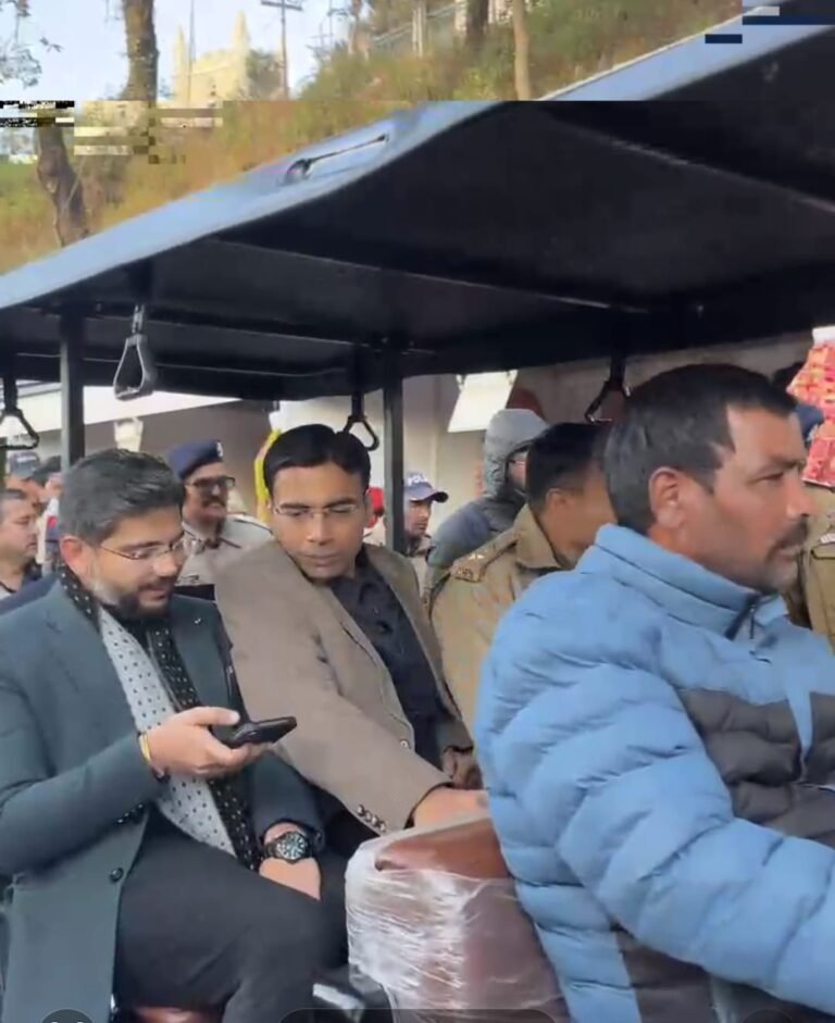 माल रोड मसूरी पर अब दिखेंगी 54 गोल्फ कार्ट; हर 2 रिक्शे वालों के हवाले 1 गोल्फ कार्ट