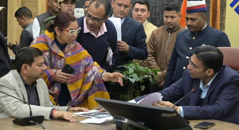 बुजुर्ग को बेटे-बहू से जान का खतरा, डीएम ने फास्ट ट्रैक सुनवाई के लिए तहसील से मामला जिला कार्यालय मंगवाया