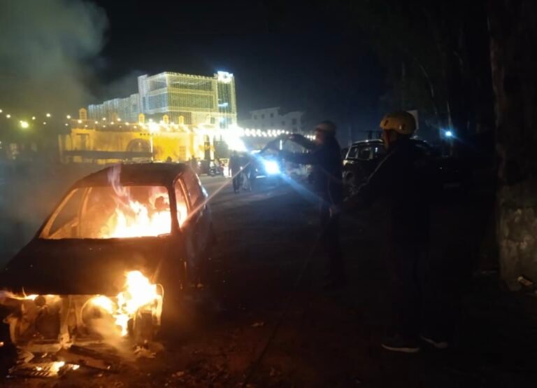 ऑल्टो कार में अचानक लगी आग,सूचना पर फ़ायर स्टेशन रुड़की की त्वरित कार्रवाई
