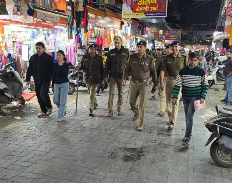 एसएसपी देहरादून द्वारा पलटन बाजार का पैदल भ्रमण कर लिया पुलिस व्यवस्थाओं का जायजा