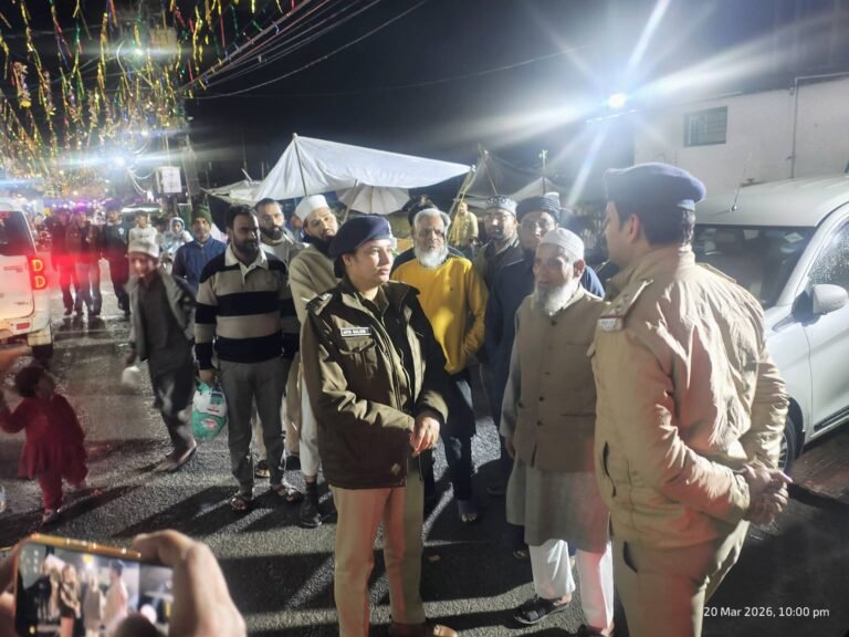 देहरादून पुलिस देर रात्रि से धार्मिक प्रतिष्ठानों में लगातार भ्रमणसील रहकर कर रही गश्त