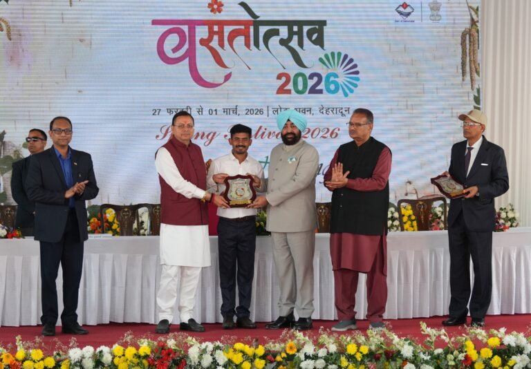 पुष्प प्रदर्शनी प्रतियोगिता की सर्वाधिक श्रेणियों में पुरस्कार जीतकर ’’रनिंग ट्राफी’’ आईआईटी रुड़की ने जीती