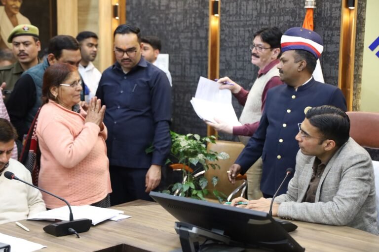 एक्शन: एचडीसी कॉलोनी में सीवर धंसे, सड़क टूटी, डीएम ने मांगा जबाव, जनदर्शन से गायब इंजीनियर का रोका वेतन