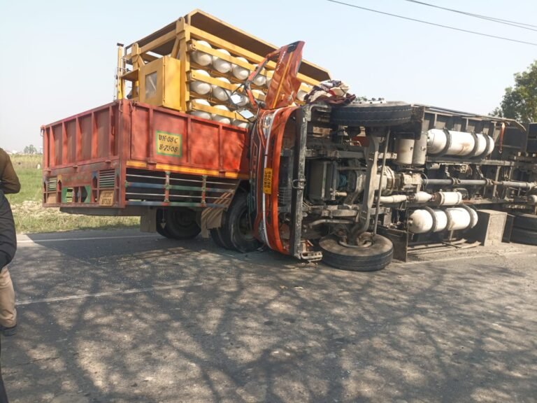 खानपुर पुलिस की त्वरित कार्रवाई से टला बड़ा हादसा, ट्रक चालकों की बची जान