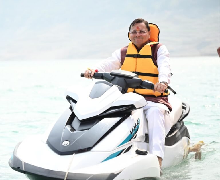 टिहरी झील में रोमांच के सफर पर निकले सीएम