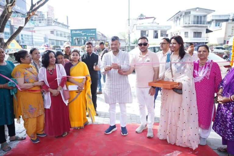 अपने ही कार्यक्रम में बेगानी सी नजर आई नगर आयुक्त, गांधी पार्क में सौन्दर्य एवं सुविधाओं मैं हुआ विस्तार