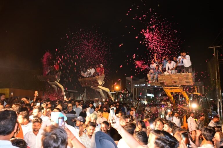 बुलडोजर से हुआ भव्य स्वागत, सड़कों पर उमड़ा जनसैलाब