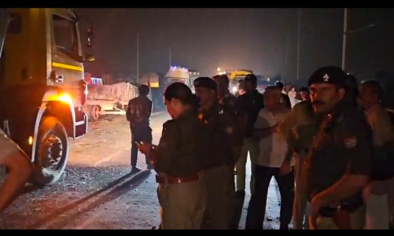 देर रात ट्रैक्टर व बस की भिड़ंत,कई घायल,2 की मौत