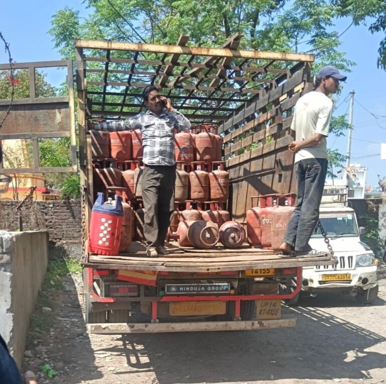देहरादून में घरेलू एलपीजी गैस का संकट खत्म, घर-घर हो रही गैस की होम डिलीवरी