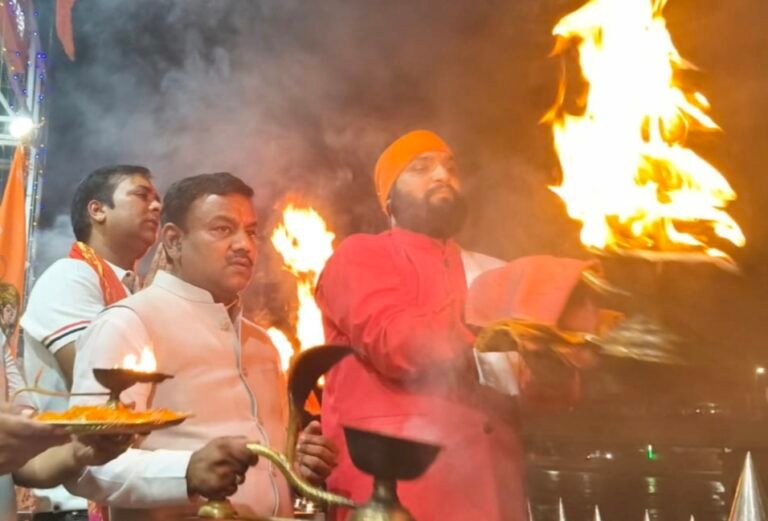 उत्तराखंड कांग्रेस अध्यक्ष के जन्म दिवस पर समर्थकों सहित पूर्व मेयर ने आरती कर की उनके मंगलमय जीवन की कामना