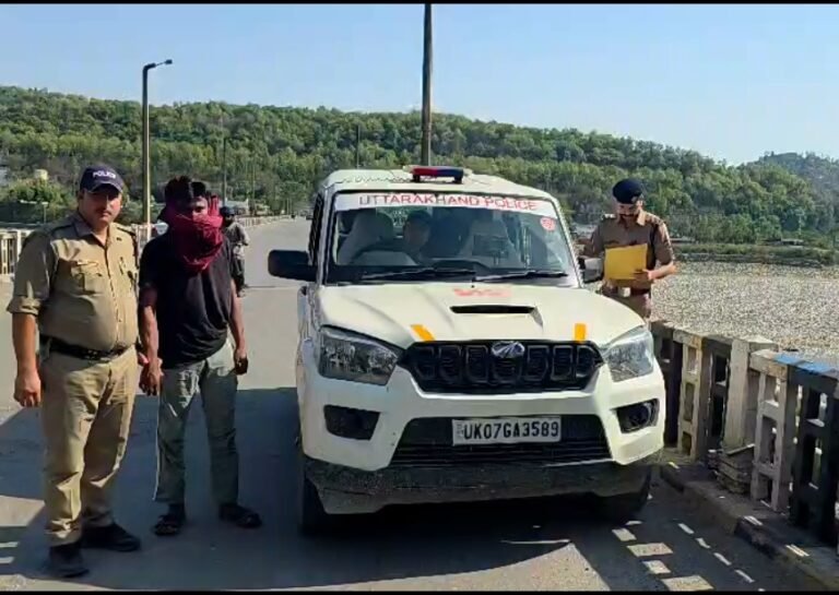 ढोल- नगाड़ों के साथ 02 आदतन अपराधियों को दून पुलिस ने किया तड़ीपार