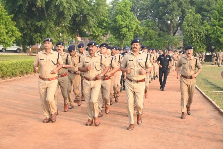 परेड के दौरान प्रशिक्षण ले रहे जवानों के साथ दौड़ लगाई एसएसपी ने