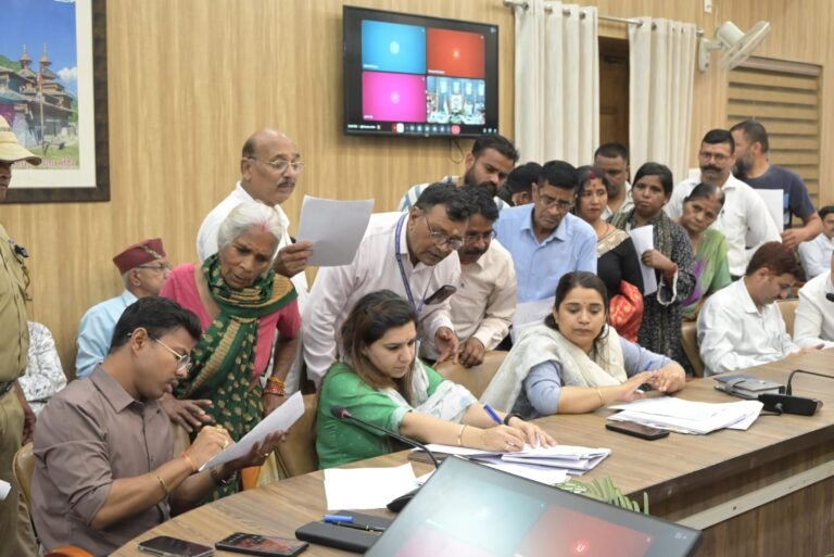 जनता दरबार में उमड़ी फरियादियों की भीड़, 201 शिकायतों पर प्रशासन ने की त्वरित सुनवाई