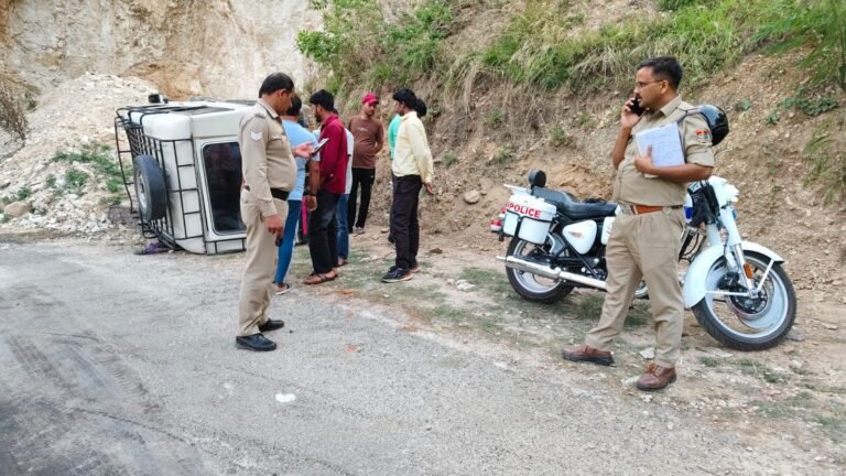 घनसाली क्षेत्र के पावली के पास मजदूरों से भरी मैक्स पलटी , टिहरी पुलिस बनी सहारा,दो घायलों को तत्काल उपचार
