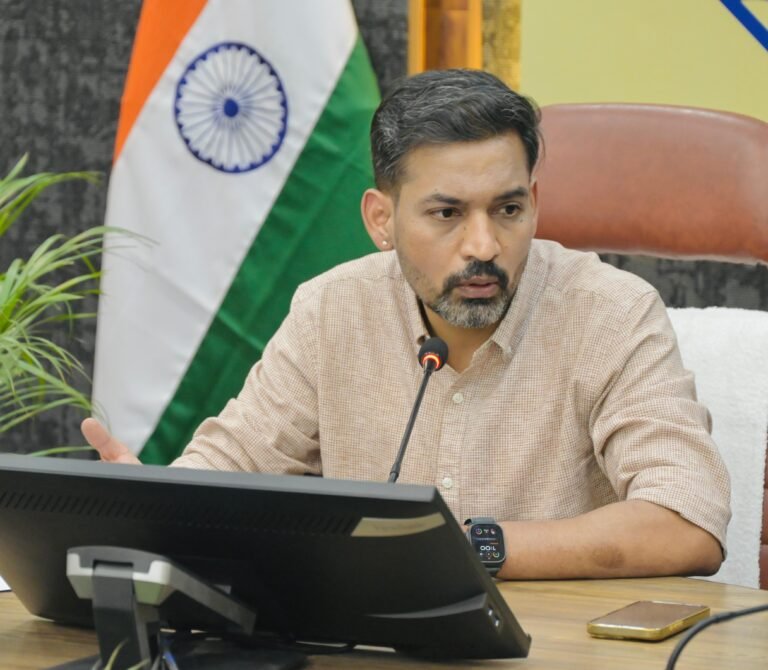 पदभार संभालते ही एक्शन में दिखे डीएम डॉ. आशीष चौहान, जन समस्याओं के त्वरित समाधान पर जोर