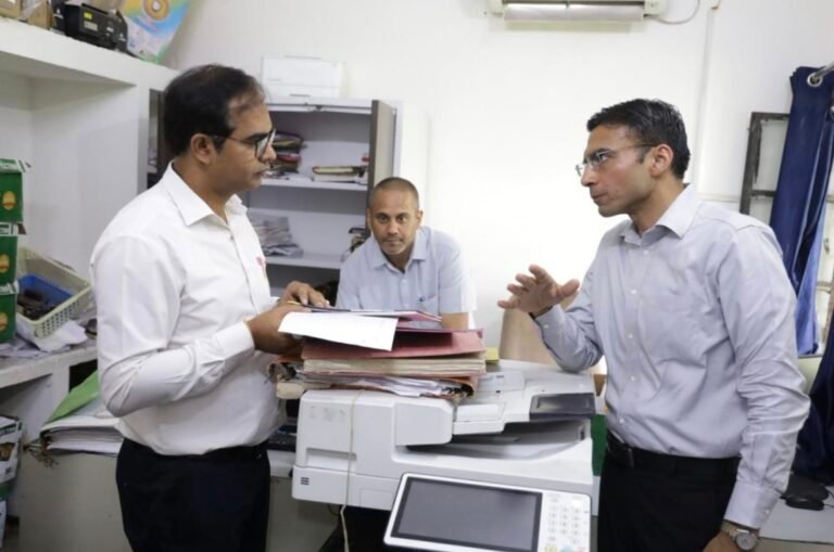 सब रजिस्टार कार्यालय विकासनगर में डीएम औचक निरीक्षण; पुराने विलेख पत्र रजिस्टर जब्त