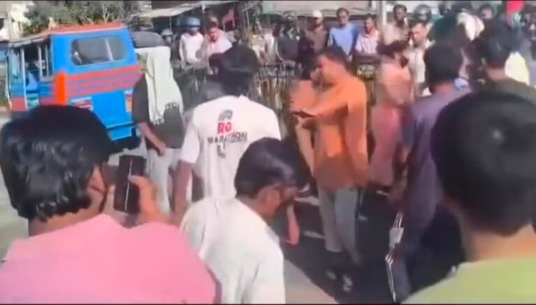 ऋषिकेश में टूरिस्ट बने निशाना,स्कूटी सवार महिला के विवाद में भीड़ का कहर