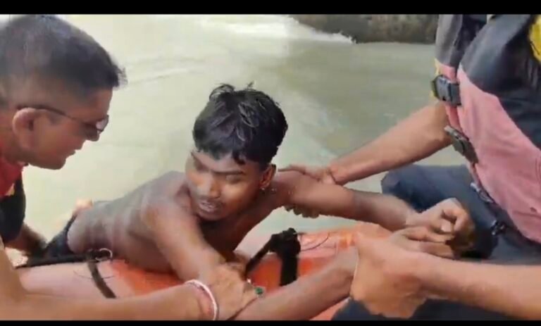 तेज लहरों में फंसे युवक को मौके पर मौजूद एसडीआरएफ टीम ने किए रेस्क्यू