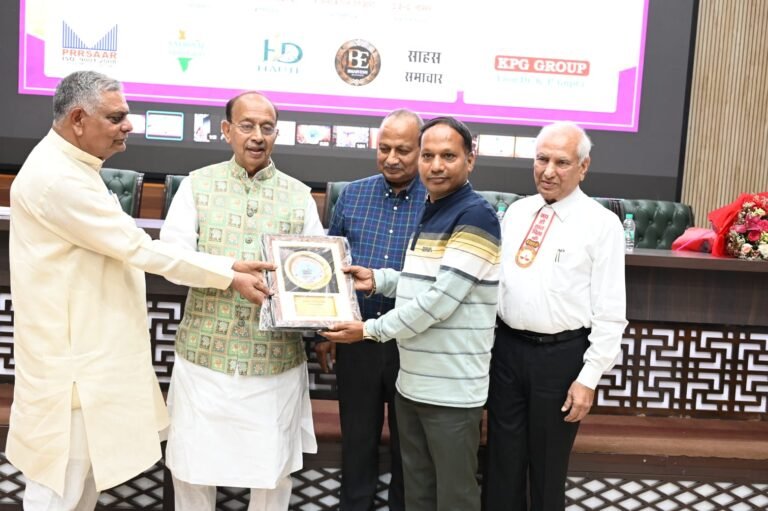 हिंदी पत्रकारिता दिवस पर दिल्ली मे सम्मानित, आप सब का बहुत बहुत धन्यवाद