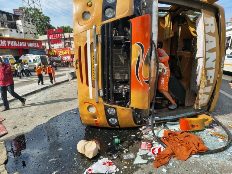 सप्तऋषि चौकी के पास चीख-पुकार,राजस्थान से आई बस दुर्घटनाग्रस्त, 1 की मौत 25 घायल