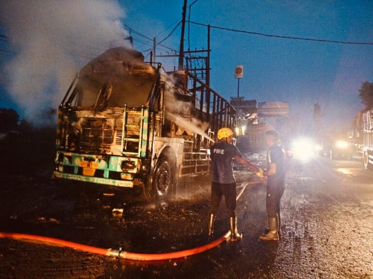 हाईटेंशन लाइन गिरने से ट्रक में लगी भीषण आग, फायर यूनिट ने समय पर पहुंचकर बड़ा हादसा टाला