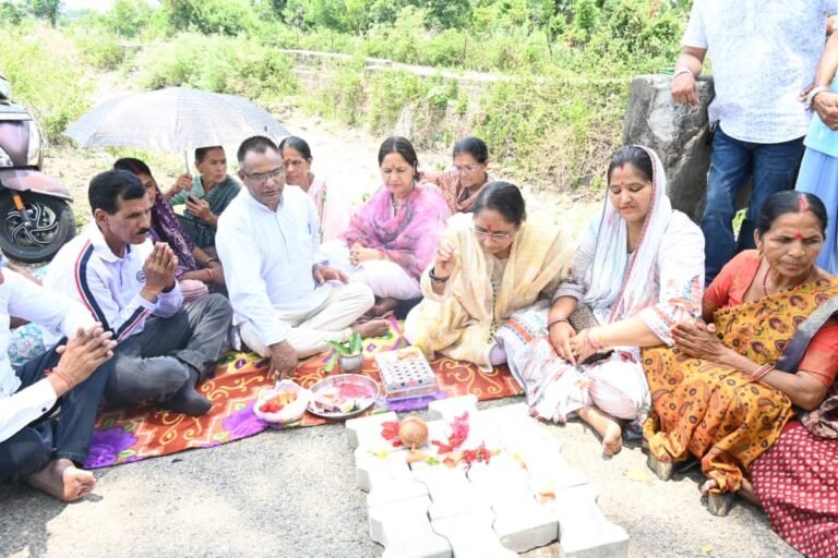 20 वर्षों की प्रतीक्षा हुई समाप्त, वार्ड नं० 35 त्रिलोकपुर के ग्राम रामदयालपुर में इंटरलॉकिंग टाइल्स मार्ग का लोकार्पण